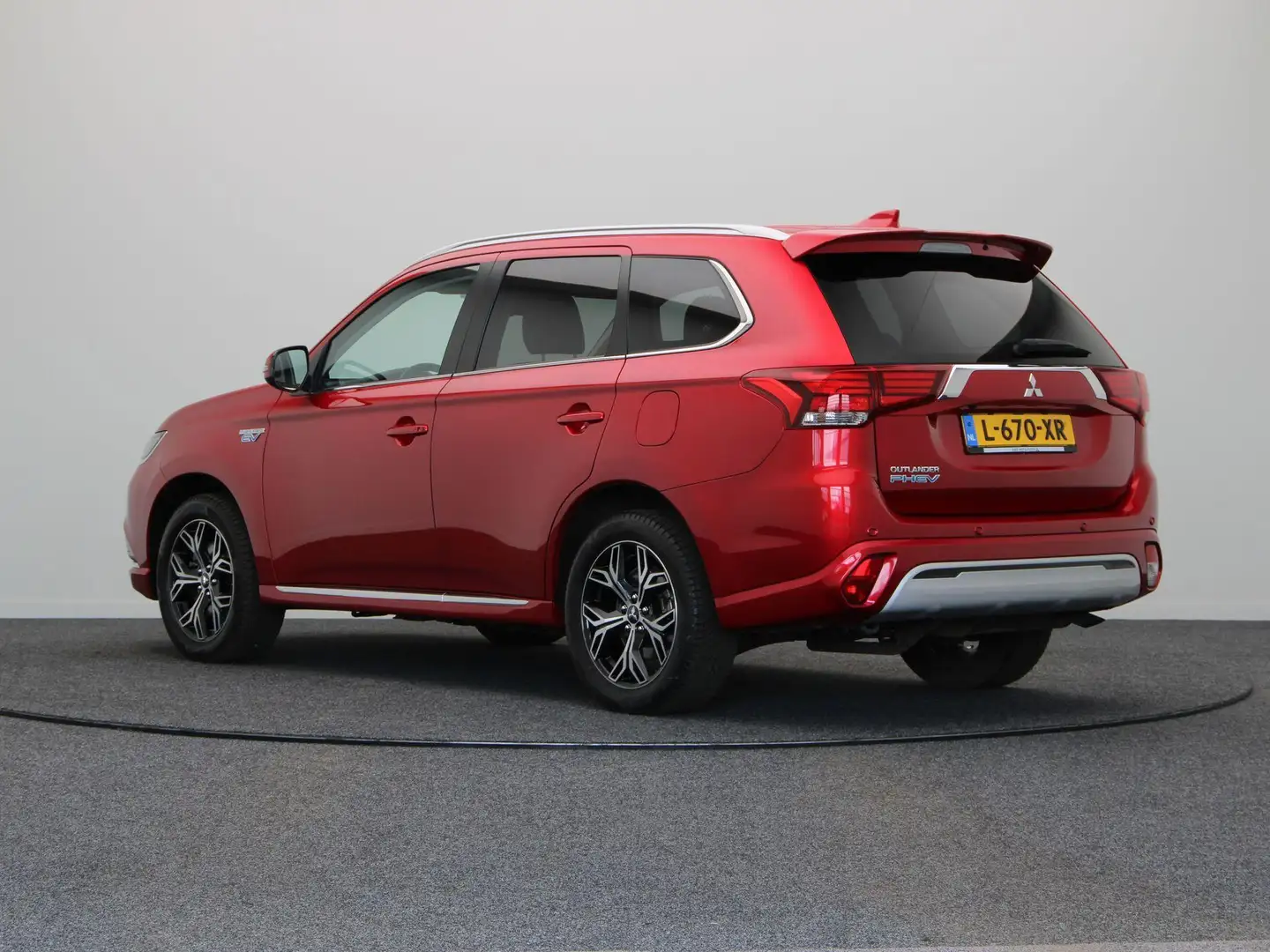 Mitsubishi Outlander 2.4 PHEV Intense | Trekhaak | Achteruitrijcamera | Rood - 2