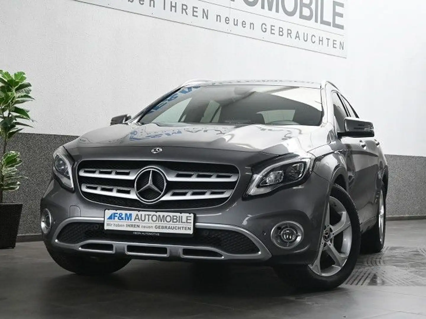 Mercedes-Benz GLA 220 4MATIC DCT Urban Leder Navi LED Kamera Grau - 2