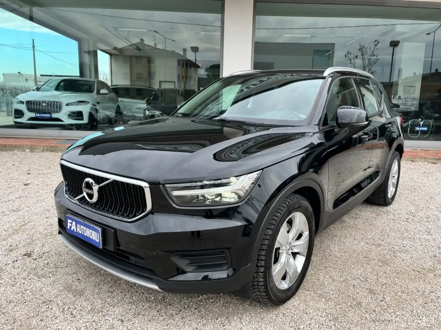 Volvo XC40 D3 AWD Geartronic Momentum Nero - 2