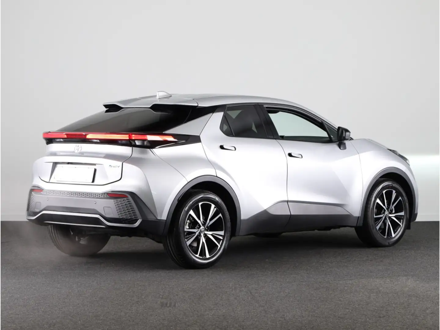 Toyota C-HR 1.8 Hybrid 140 Dynamic *Uit voorraad leverbaar* Zilver - 2