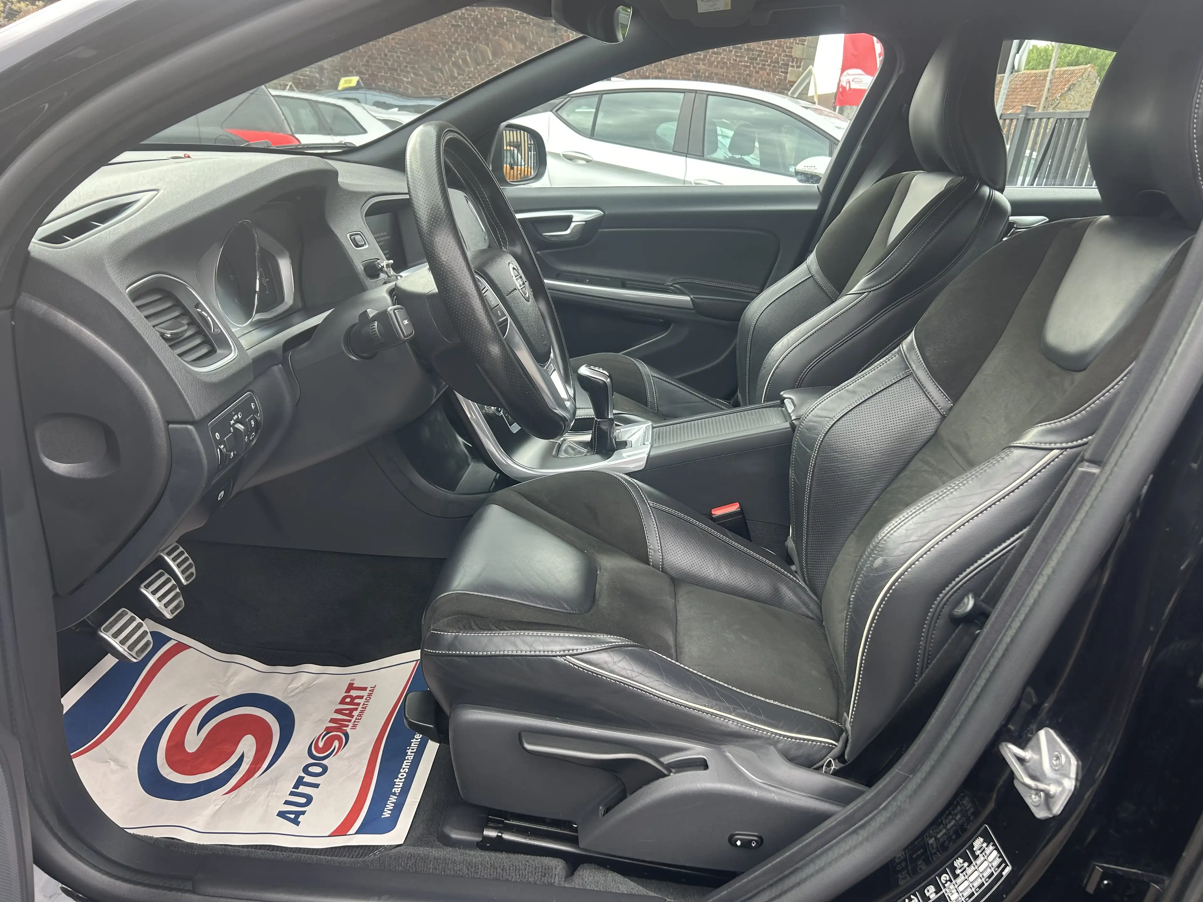 Volvo S60 2.0 D2 Momentum R-Design Avec Carnet Complet *** CLIM AUTO/GPS *** — photo 9