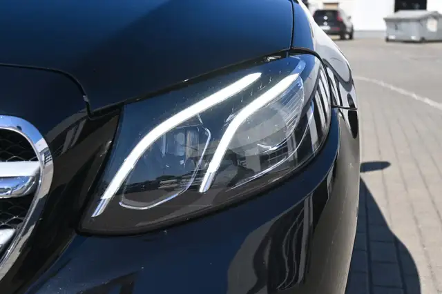Mercedes-Benz E view 9