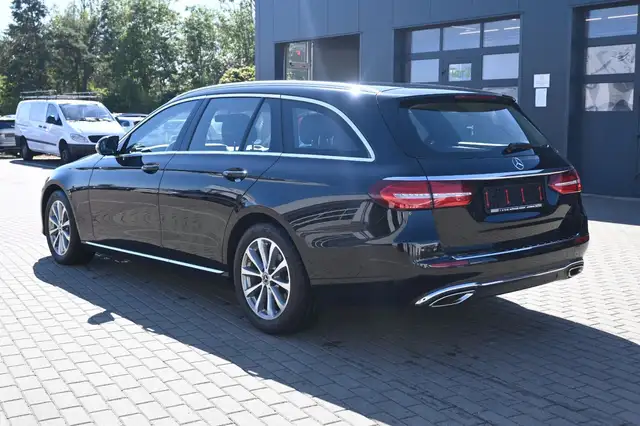 Mercedes-Benz E view 3