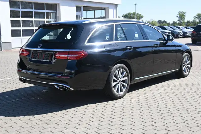 Mercedes-Benz E view 5
