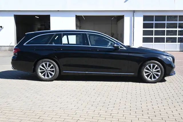 Mercedes-Benz E view 6