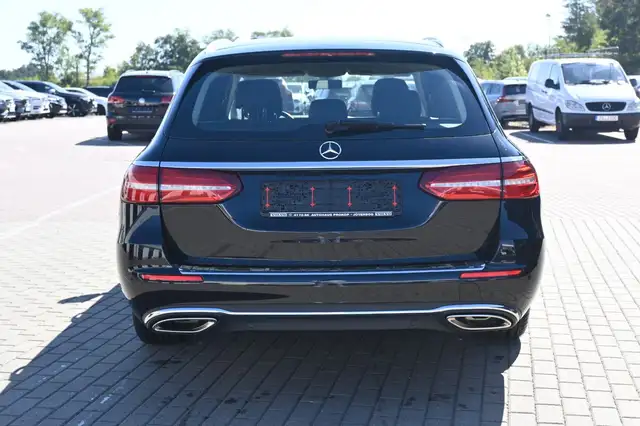 Mercedes-Benz E view 4