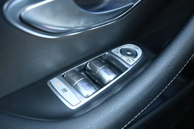 Mercedes-Benz E view 29