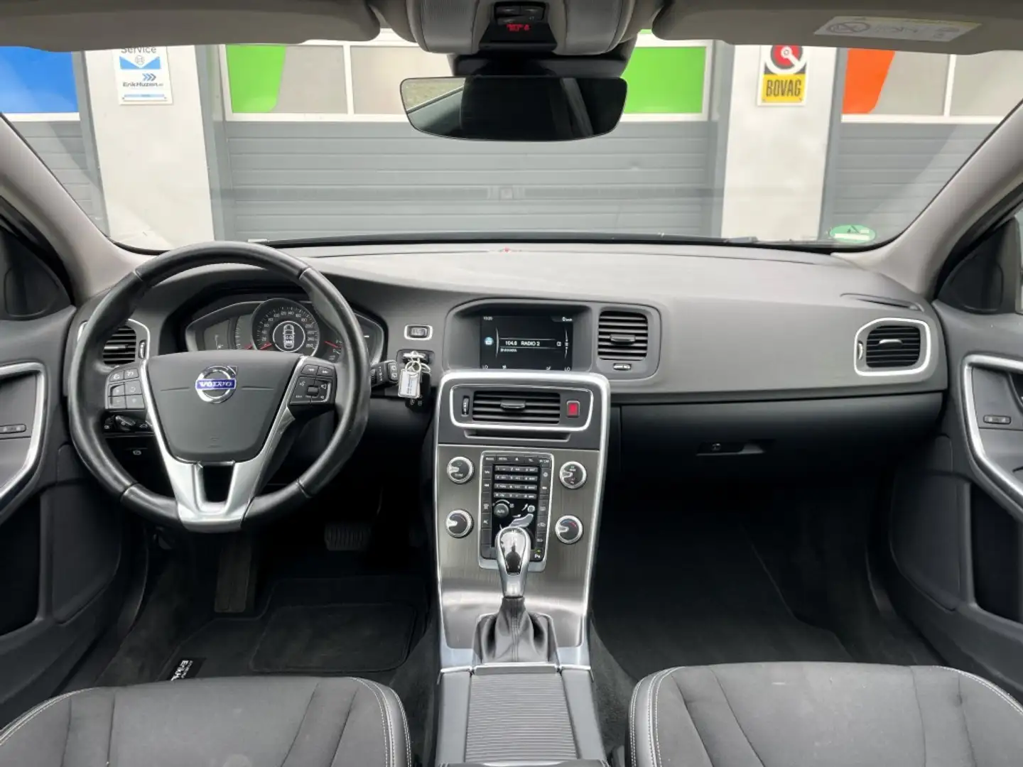 Volvo V60 2.0 D2 MOMENTUM / Automaat / Airco / Cruise Nero - 2