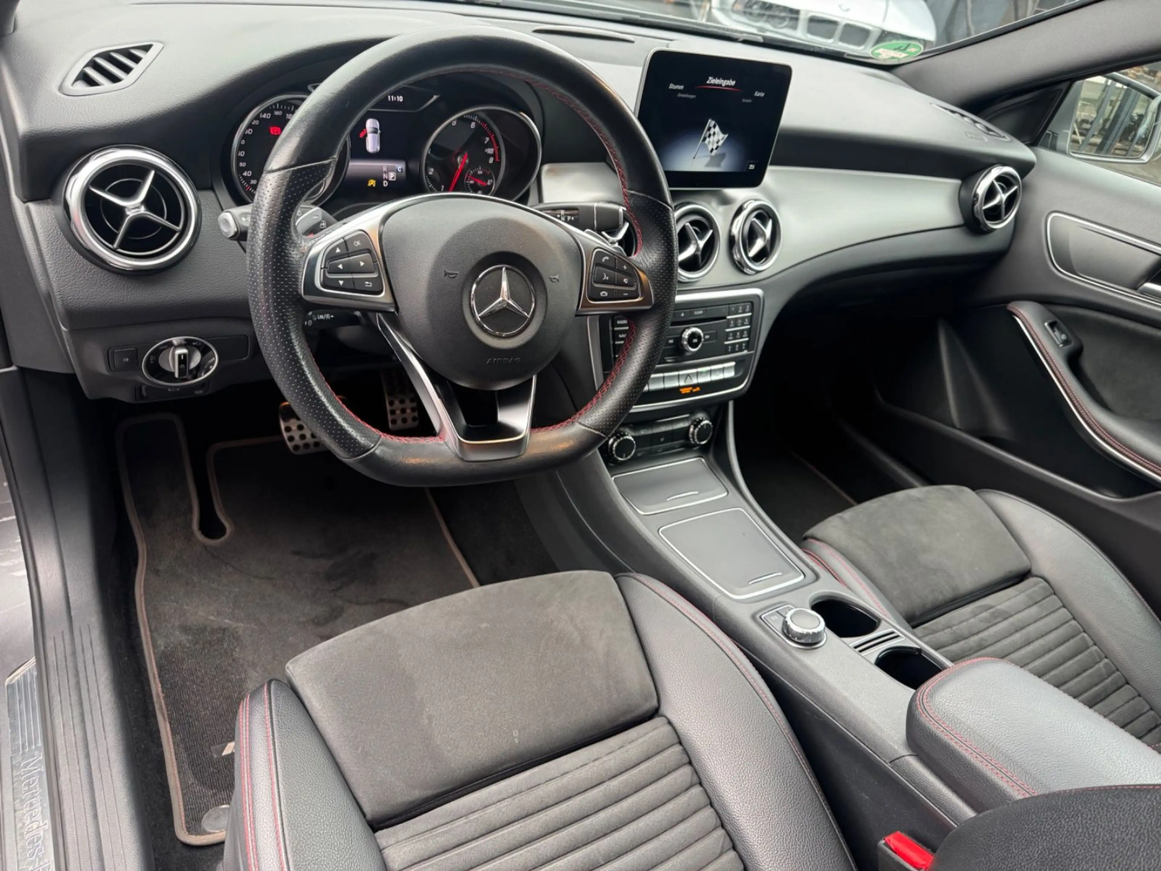 Mercedes-Benz GLA 180 AMG Line Navi*2 Hand*PDC*SHZ Garantie — photo 11