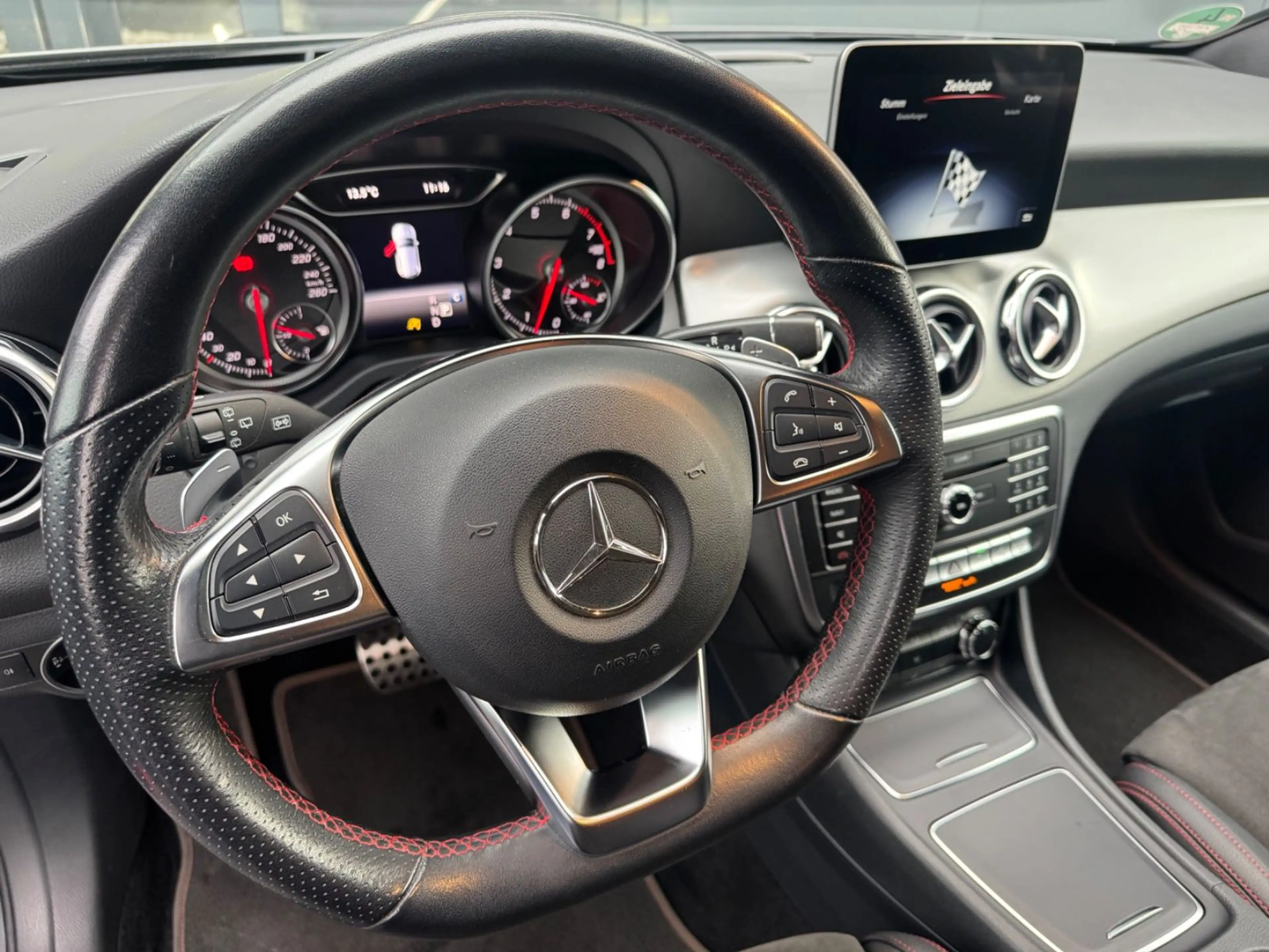 Mercedes-Benz GLA 180 AMG Line Navi*2 Hand*PDC*SHZ Garantie — photo 15