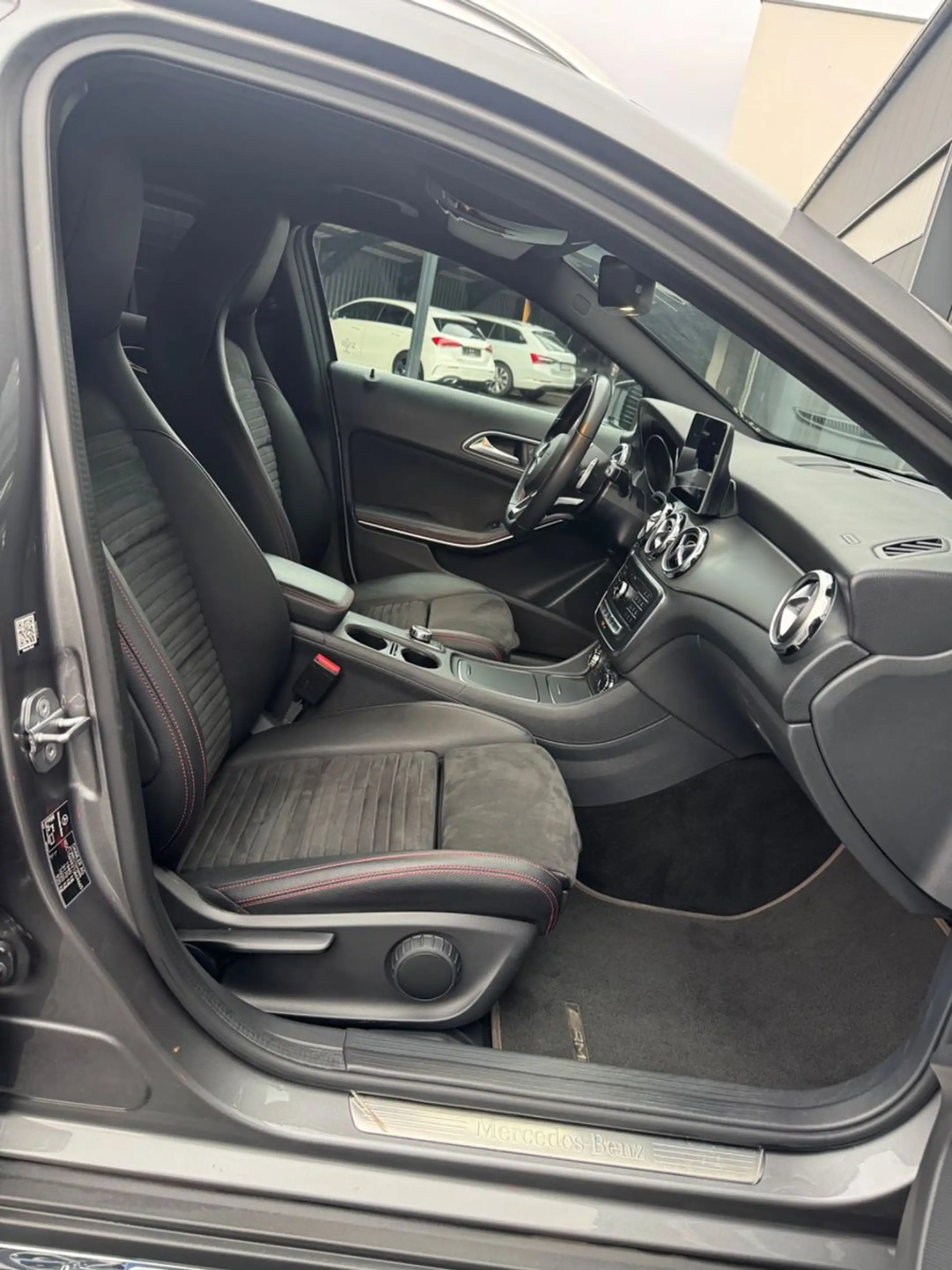 Mercedes-Benz GLA 180 AMG Line Navi*2 Hand*PDC*SHZ Garantie — photo 4