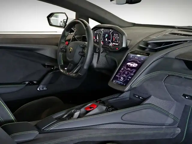 Lamborghini Revuelto view 13