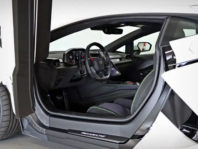 Lamborghini Revuelto view 7