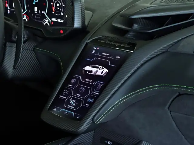Lamborghini Revuelto view 9
