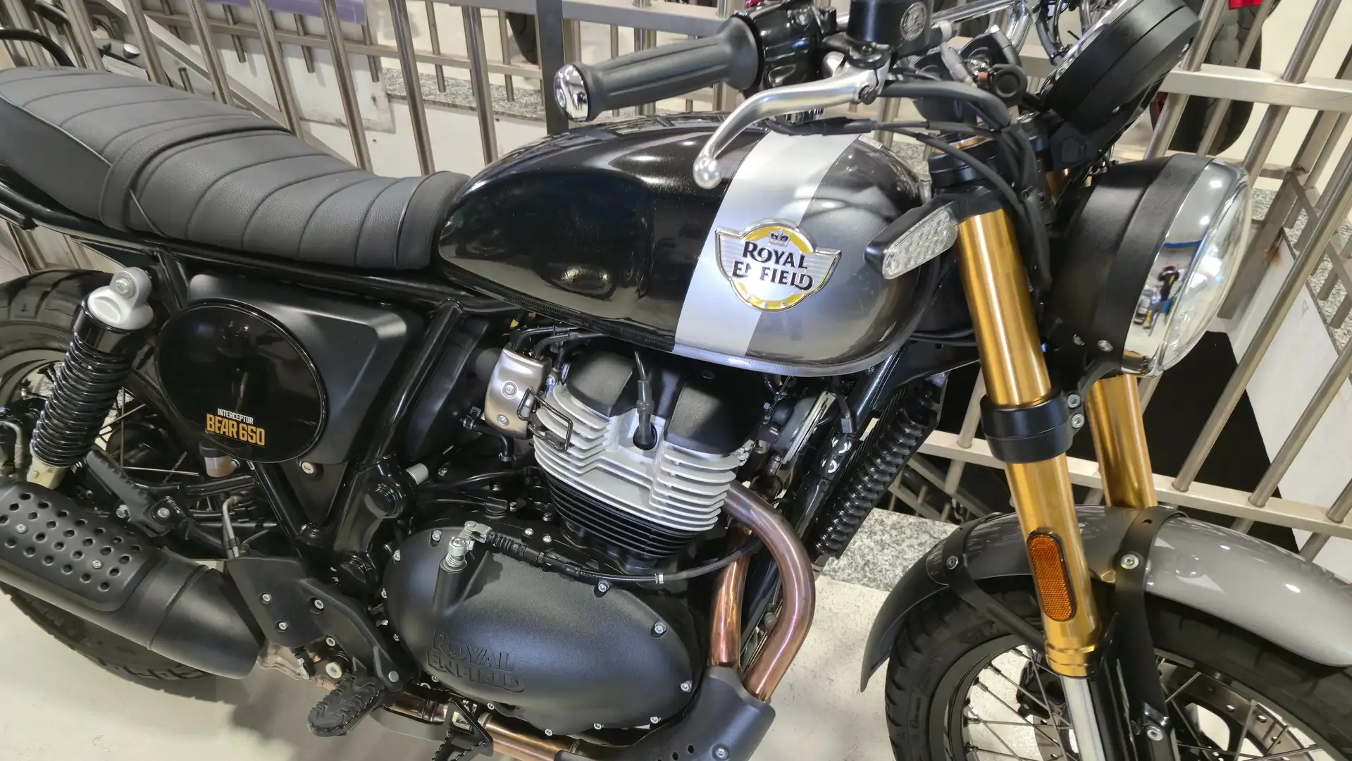 Royal Enfield Bear 650 EURO 5 + ABS Negru - 2