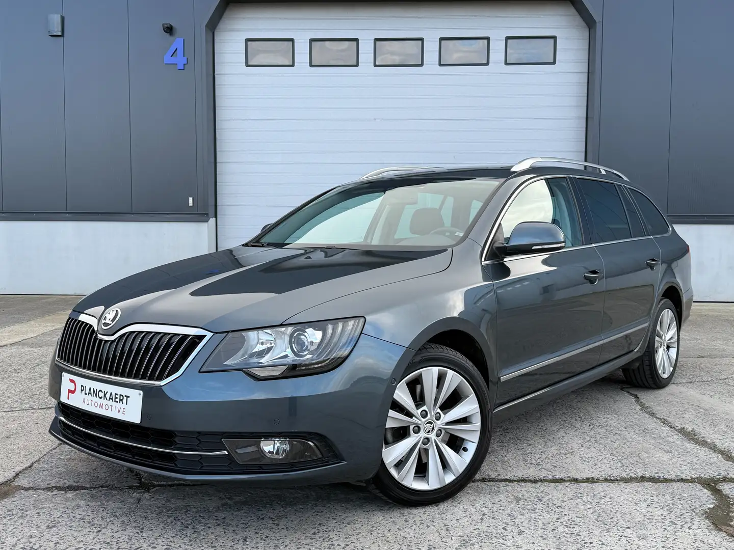 Skoda Superb Combi 2.0 TDI * Pano dak / leder / Pdc * Gris - 1