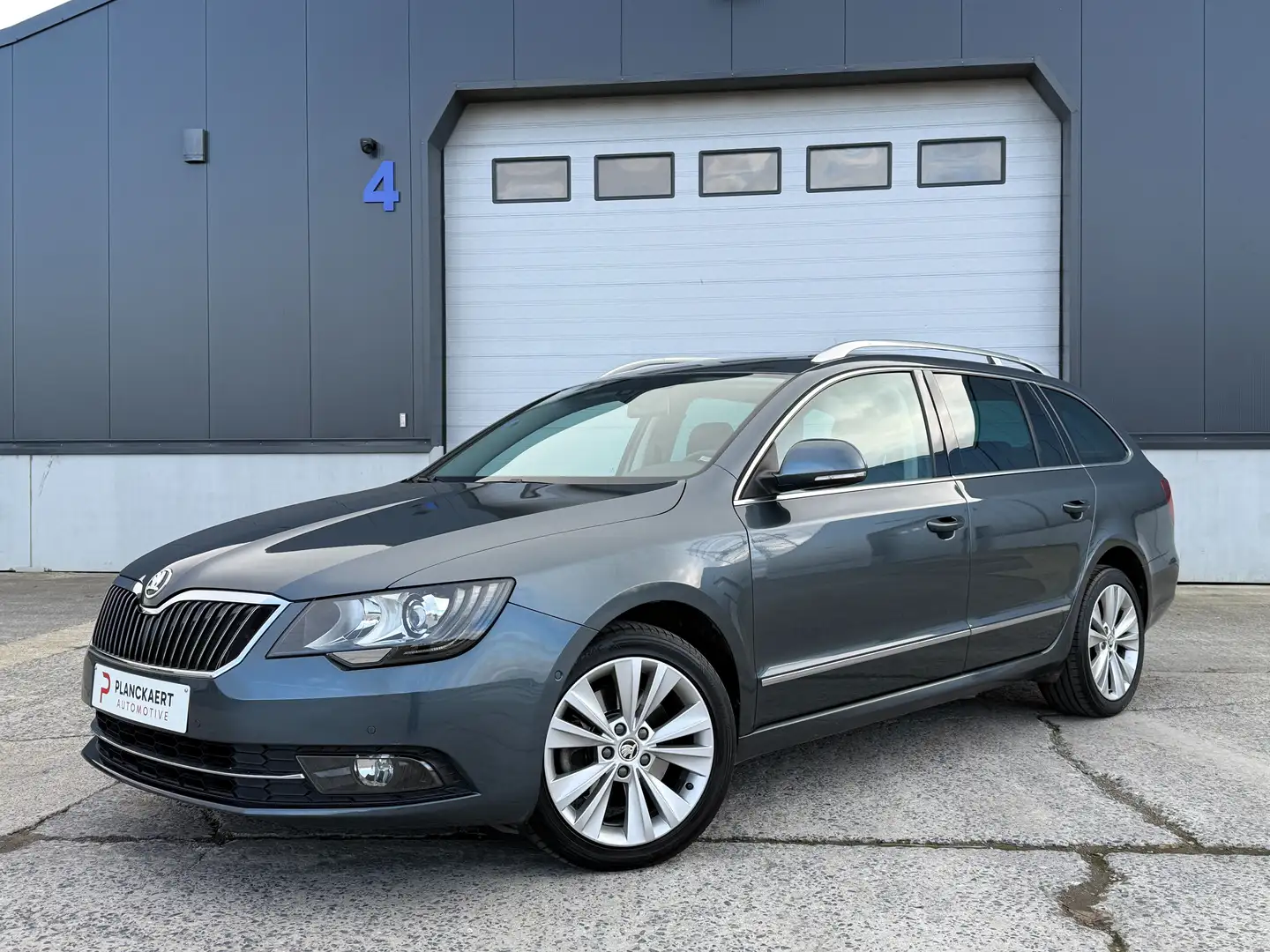 Skoda Superb Combi 2.0 TDI * Pano dak / leder / Pdc * Gris - 2
