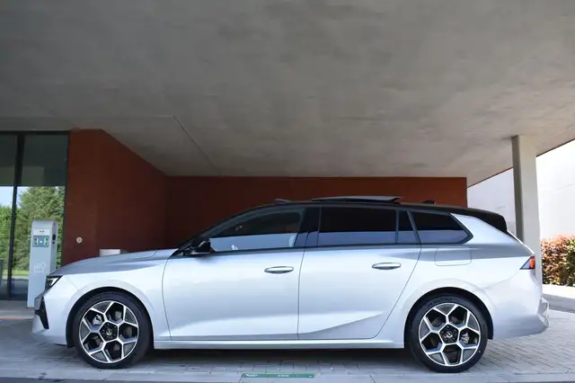 Opel Astra view 4