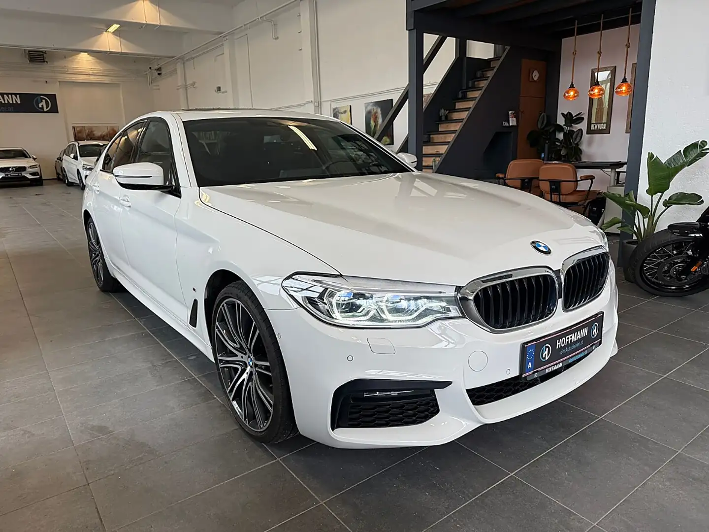 BMW 530 e xDrive Aut. M-Paket/19"Alu/Glasdach/Hud/ACC+ Weiß - 1