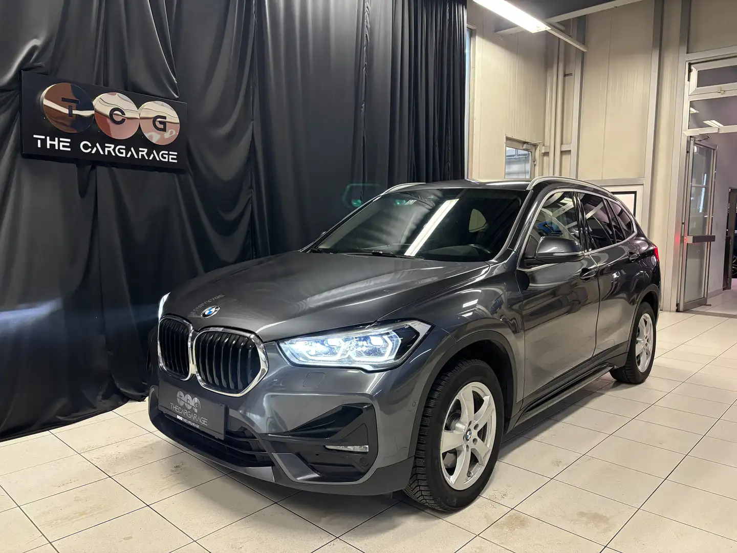 BMW X1 xDrive 20 d xLine Grau - 1
