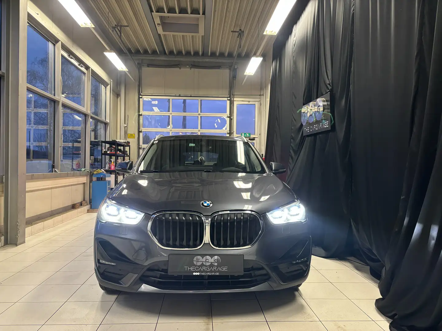 BMW X1 xDrive 20 d xLine Grau - 2