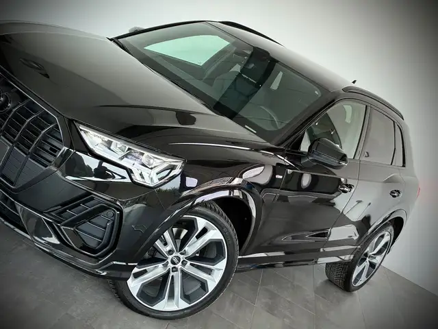 Audi Q3 view 3