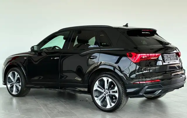 Audi Q3 view 12