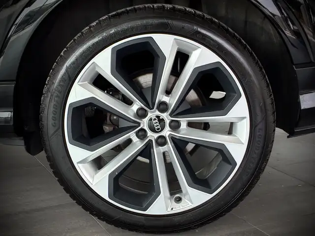 Audi Q3 view 11