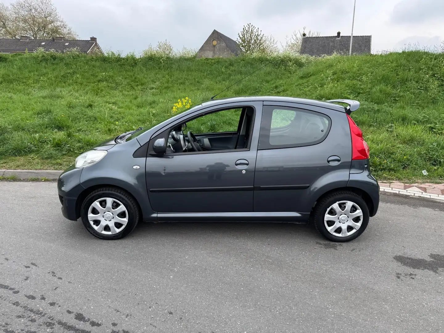 Peugeot 107 1.0-12V XS Airco Elek pakket Grau - 2