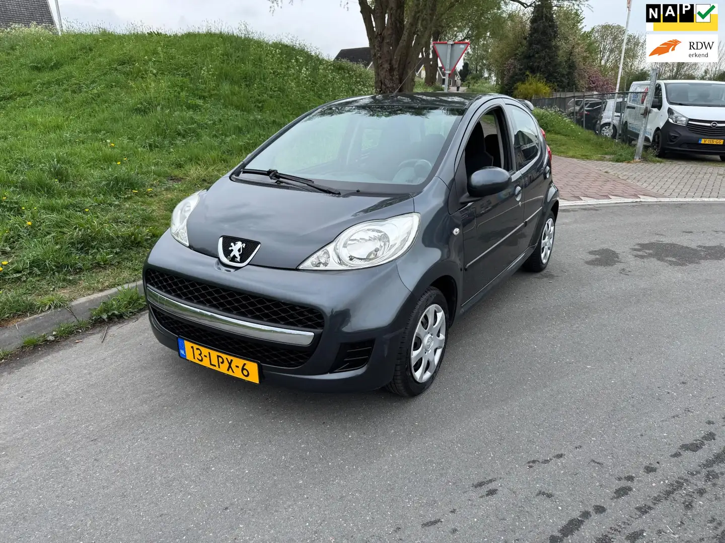 Peugeot 107 1.0-12V XS Airco Elek pakket Grau - 1
