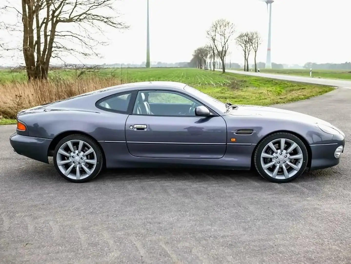 Aston Martin DB7 Timeless British Grand Tourer with Iconic Elegance Grigio - 2