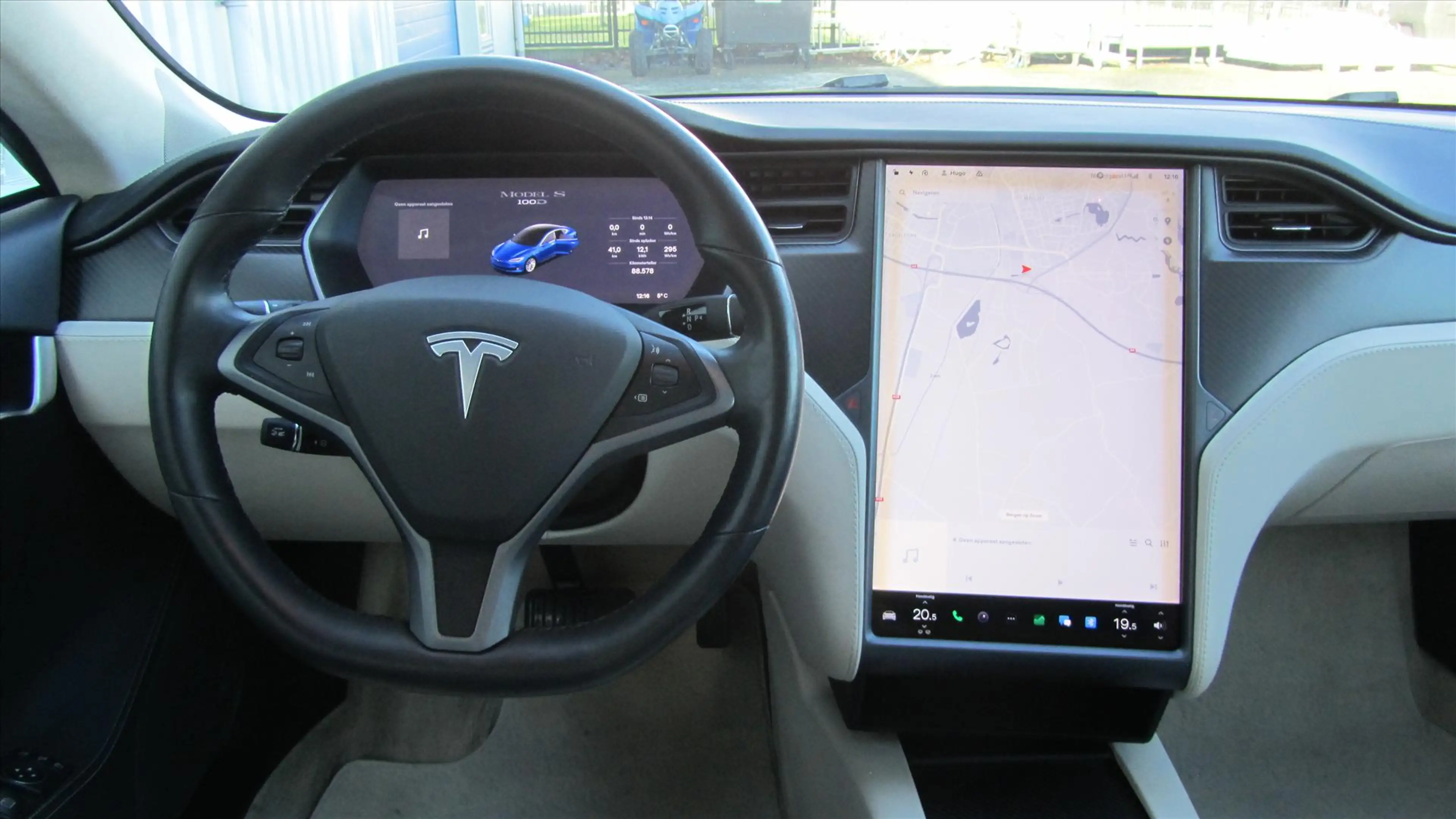 Tesla Model S 100 D Long Range 4WD — photo 11