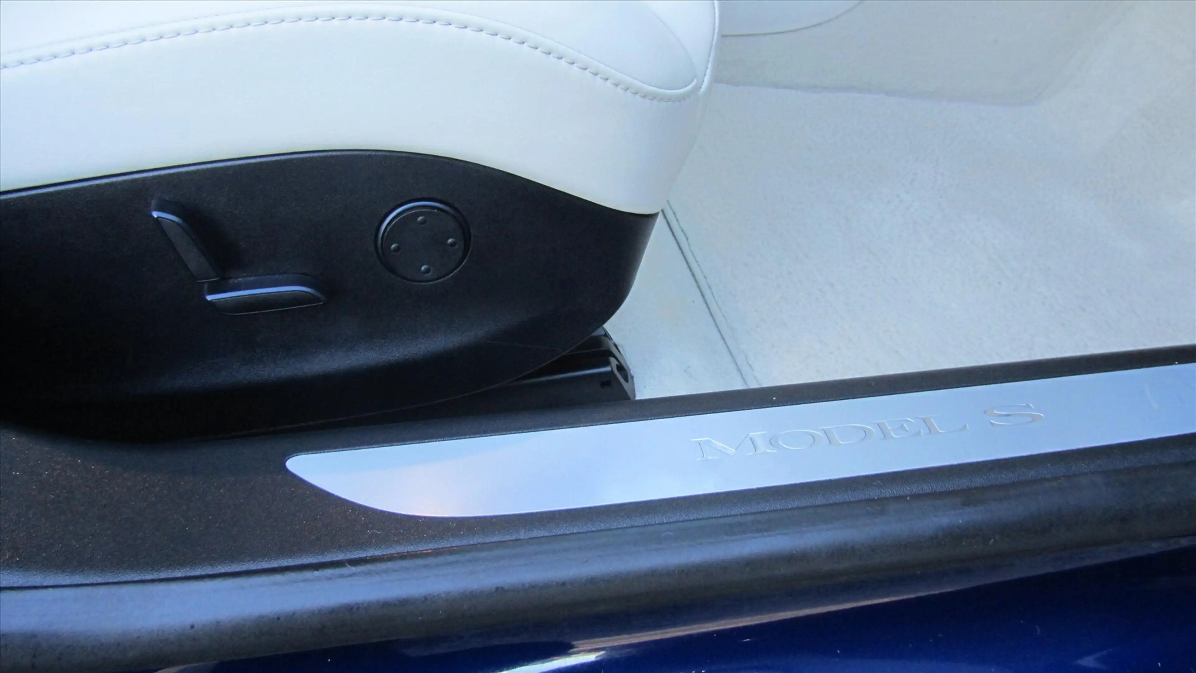 Tesla Model S 100 D Long Range 4WD — photo 16