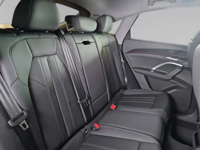 Audi Q5 view 8