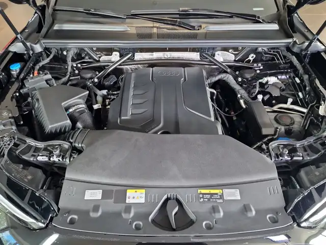 Audi Q5 view 11