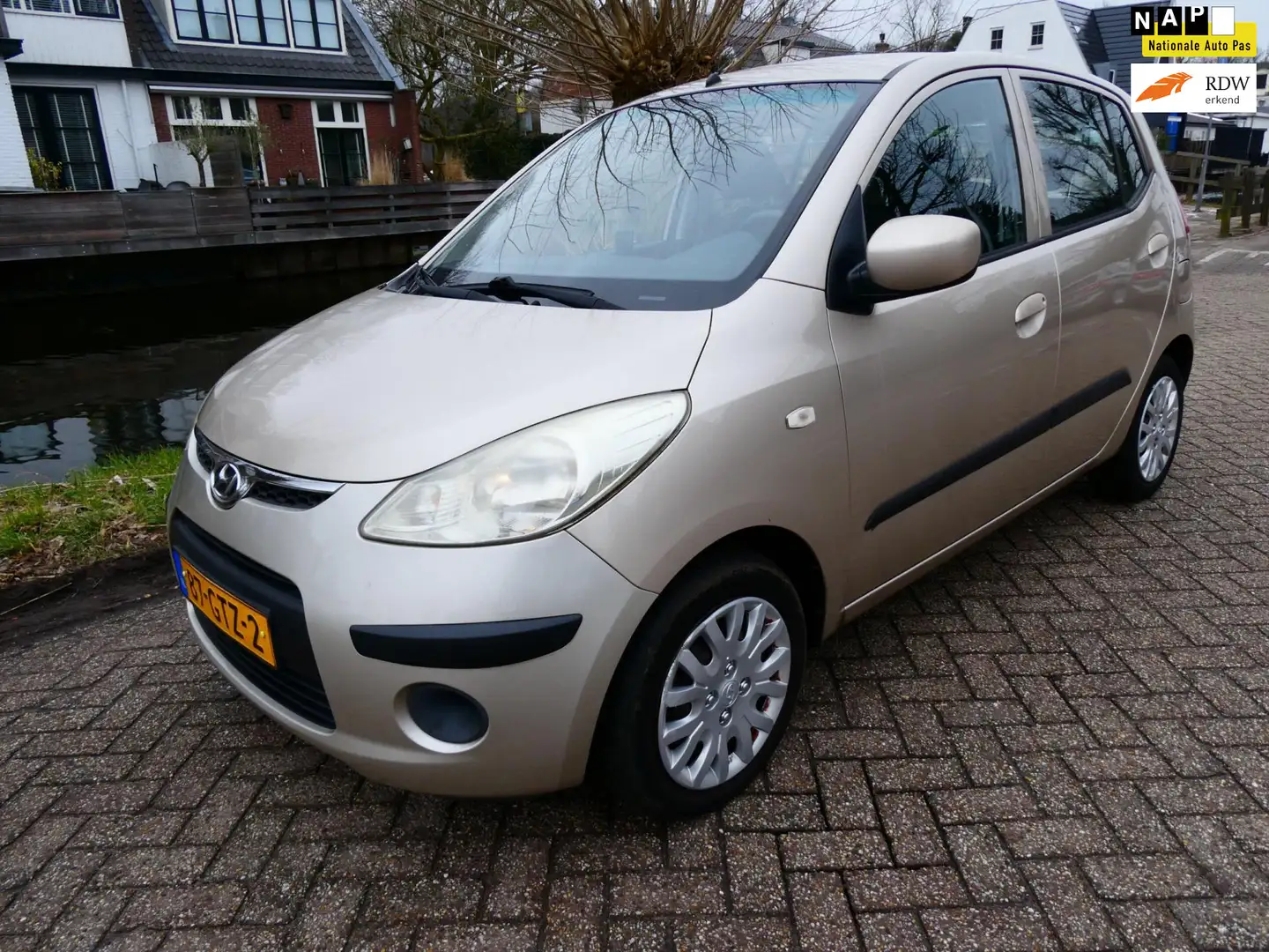 Hyundai i10 1.1 Dynamic Airco Automaat Hoge instap 4-Cilinder Beige - 1