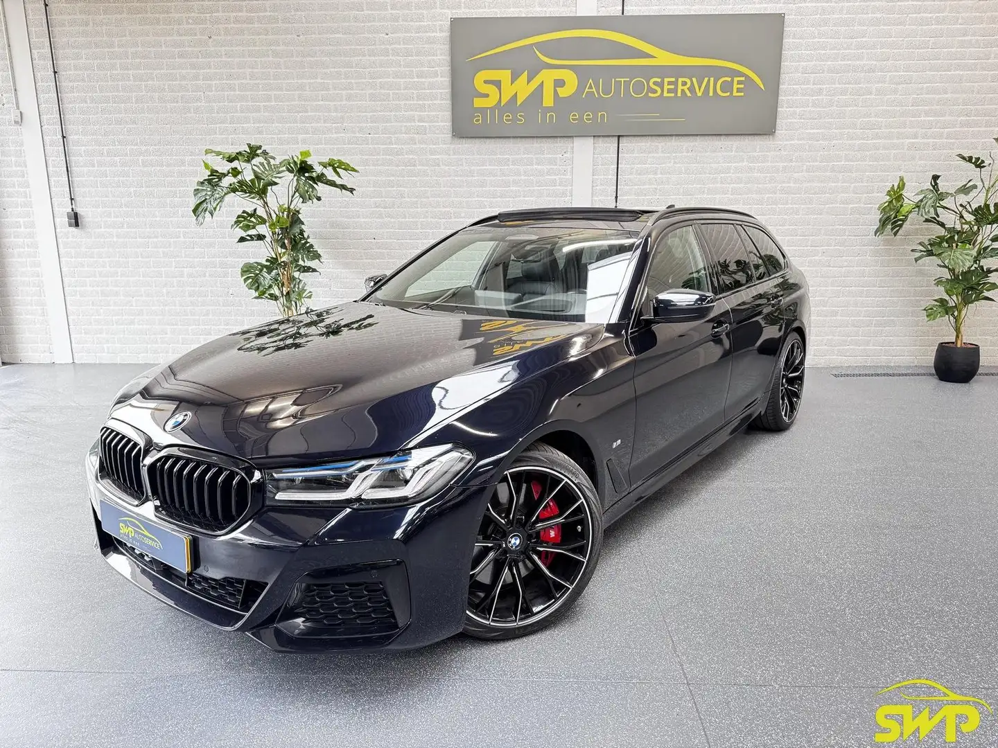 BMW 540 5-serie Touring 540i xDrive High Executive | M-spo Zwart - 1