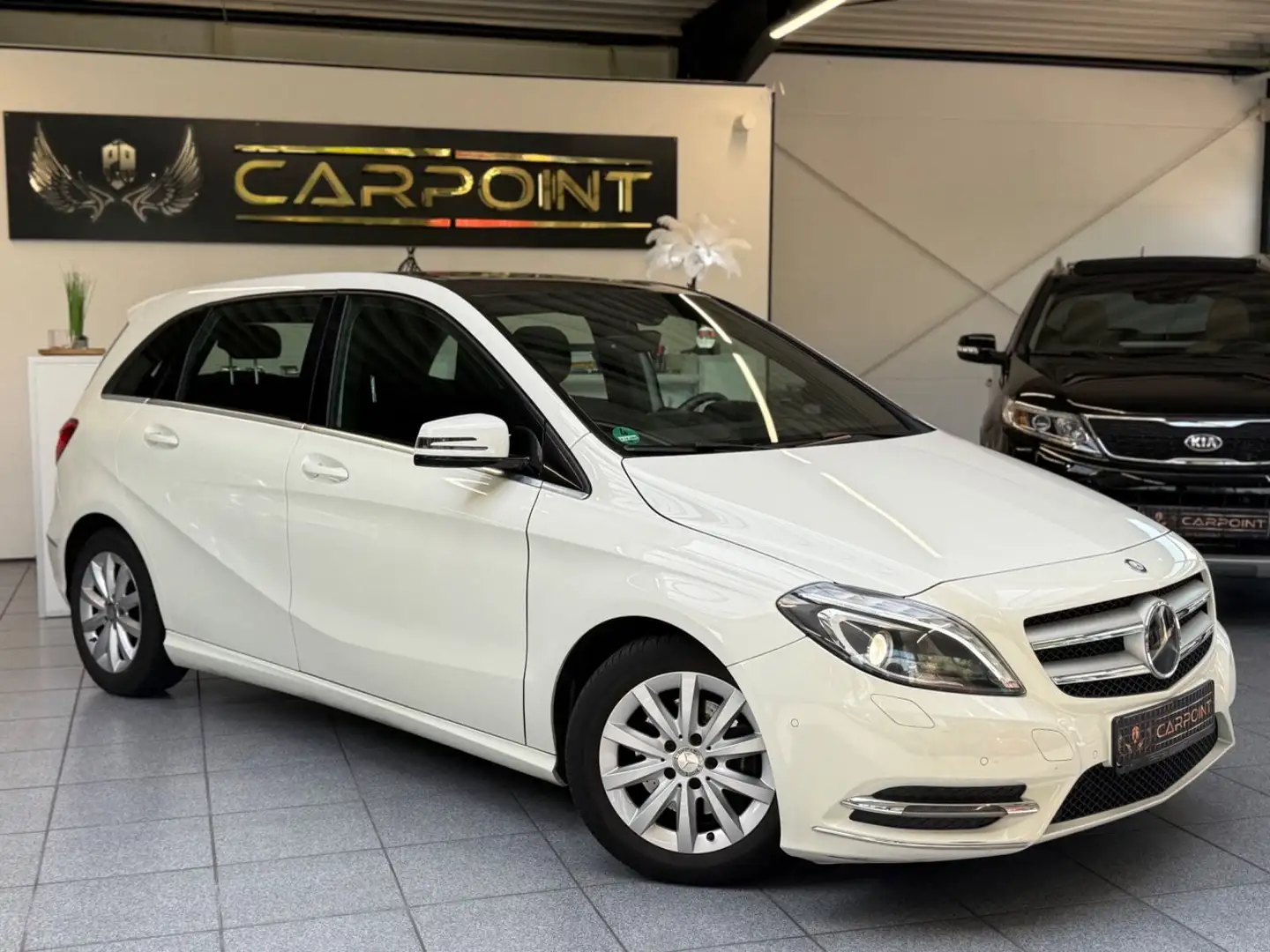 Mercedes-Benz B 180 Exclusive/Pano/Bi-Xenon/Navi/BT/SHZ/PDC Wit - 2