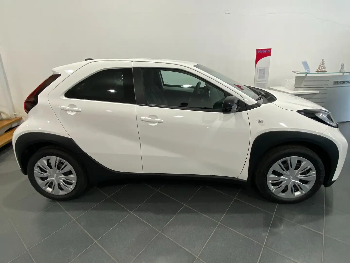 Toyota Aygo X Aygo X 1.0 Undercover 72cv Bianco - 1