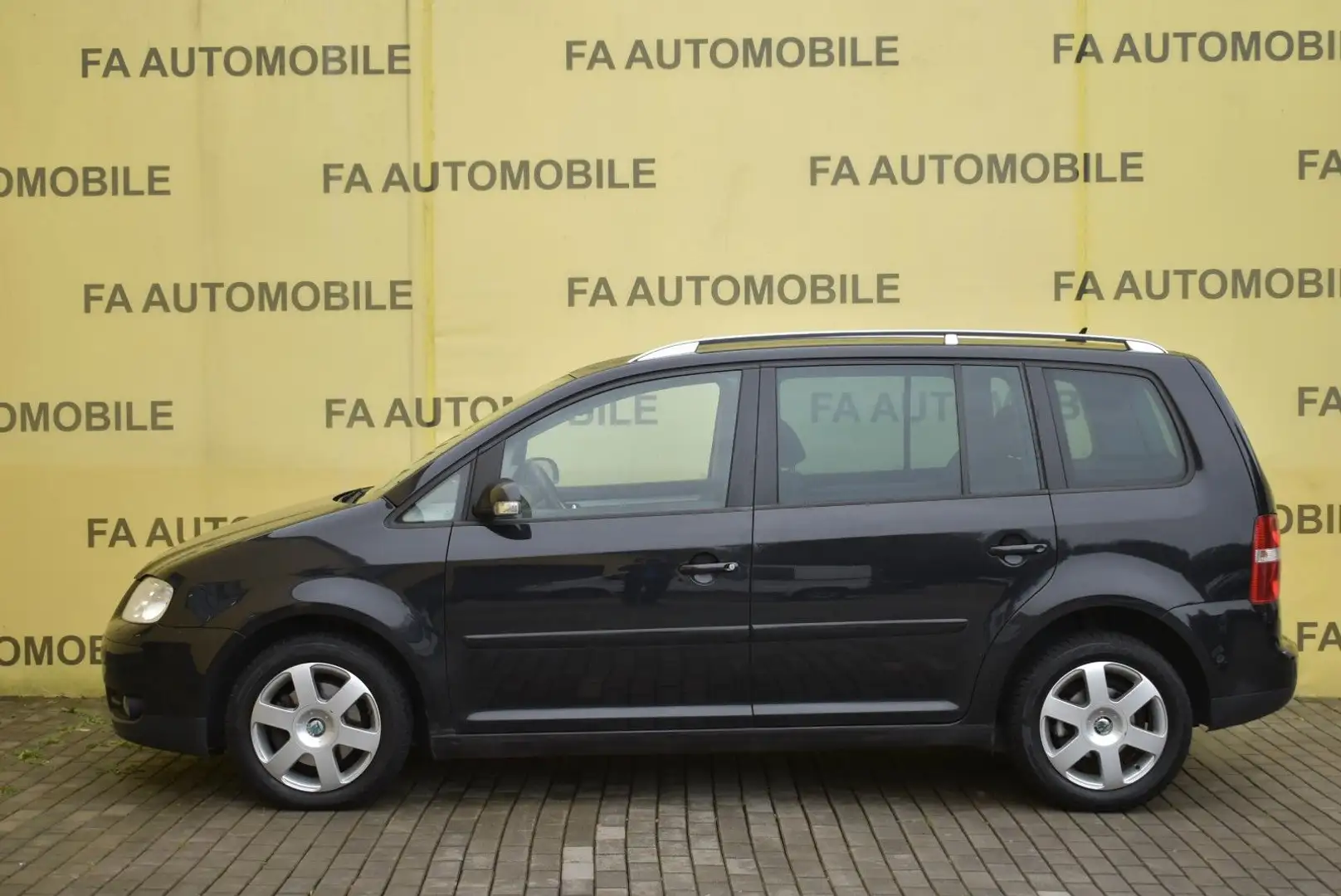 Volkswagen Touran Trendline/KLIMA/7 SITZE/PDC/AHK/ALU/ Schwarz - 2