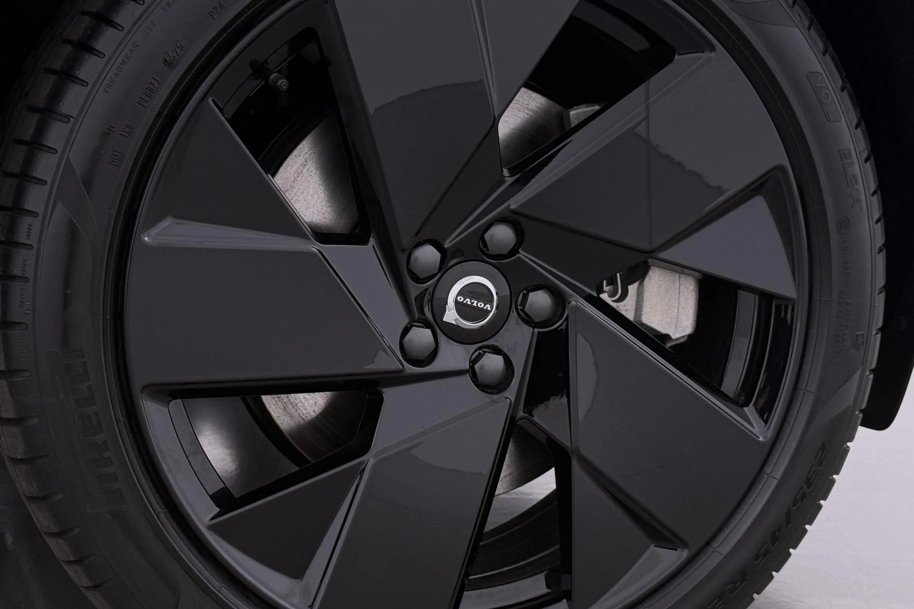 Volvo EX40 Twin Motor Plus Black Edition 82 kWh | 409 PK! | A — photo 46