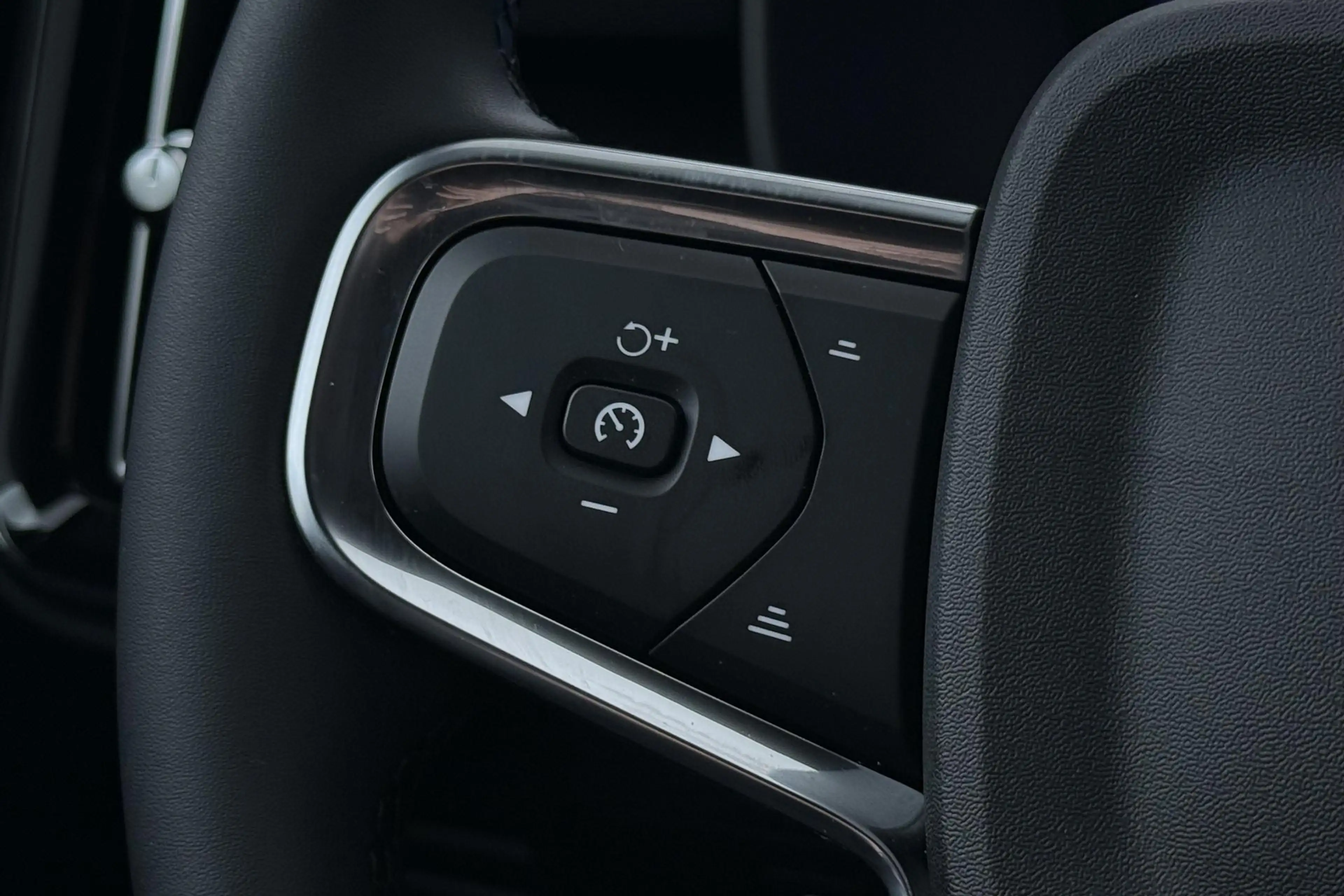 Volvo EX40 Twin Motor Plus Black Edition 82 kWh | 409 PK! | A — photo 36