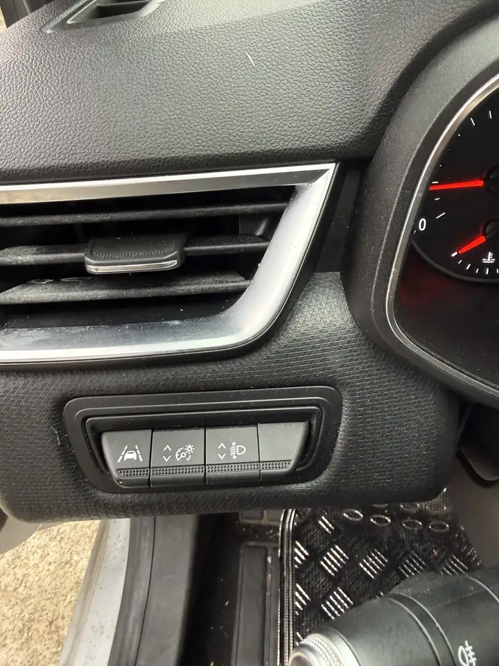 Renault Clio Citadine 5 portes — photo 9