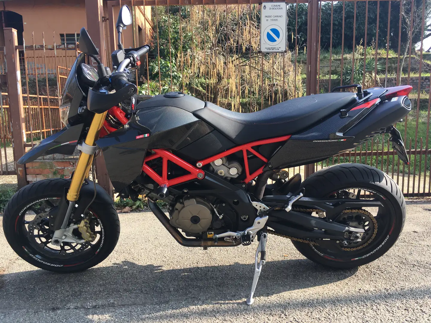 Aprilia Dorsoduro 750 Factory - 2
