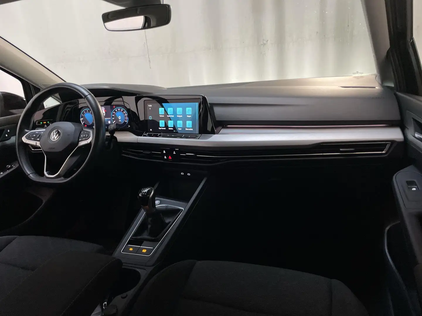 Volkswagen Golf Variant 1.0 TSI 110pk Life Sfeerverlichting Navigatie Park Zwart - 2