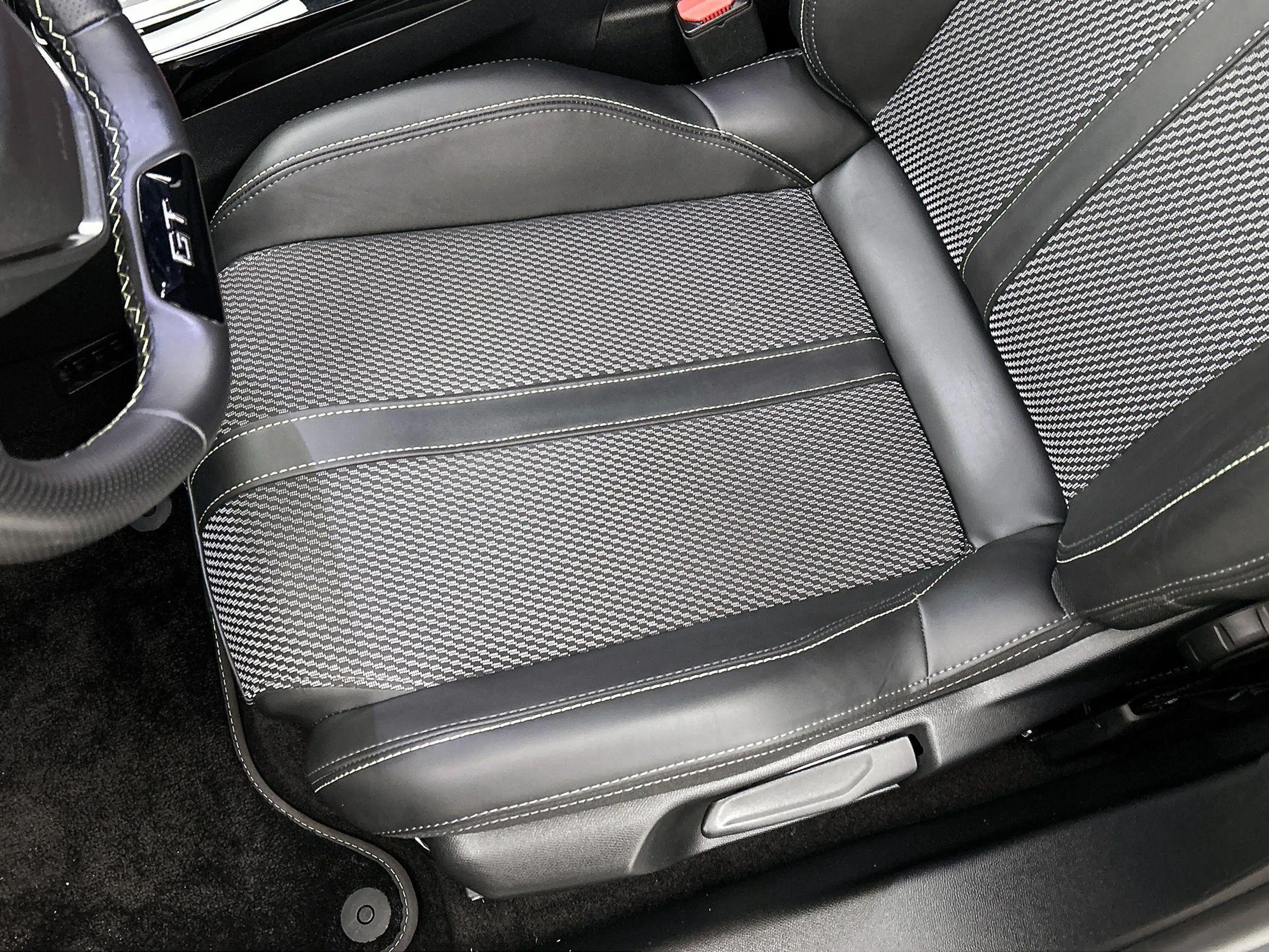 Peugeot 2008 SUV GT Hybrid 145pk Automaat | Navigatie via draad — photo 15