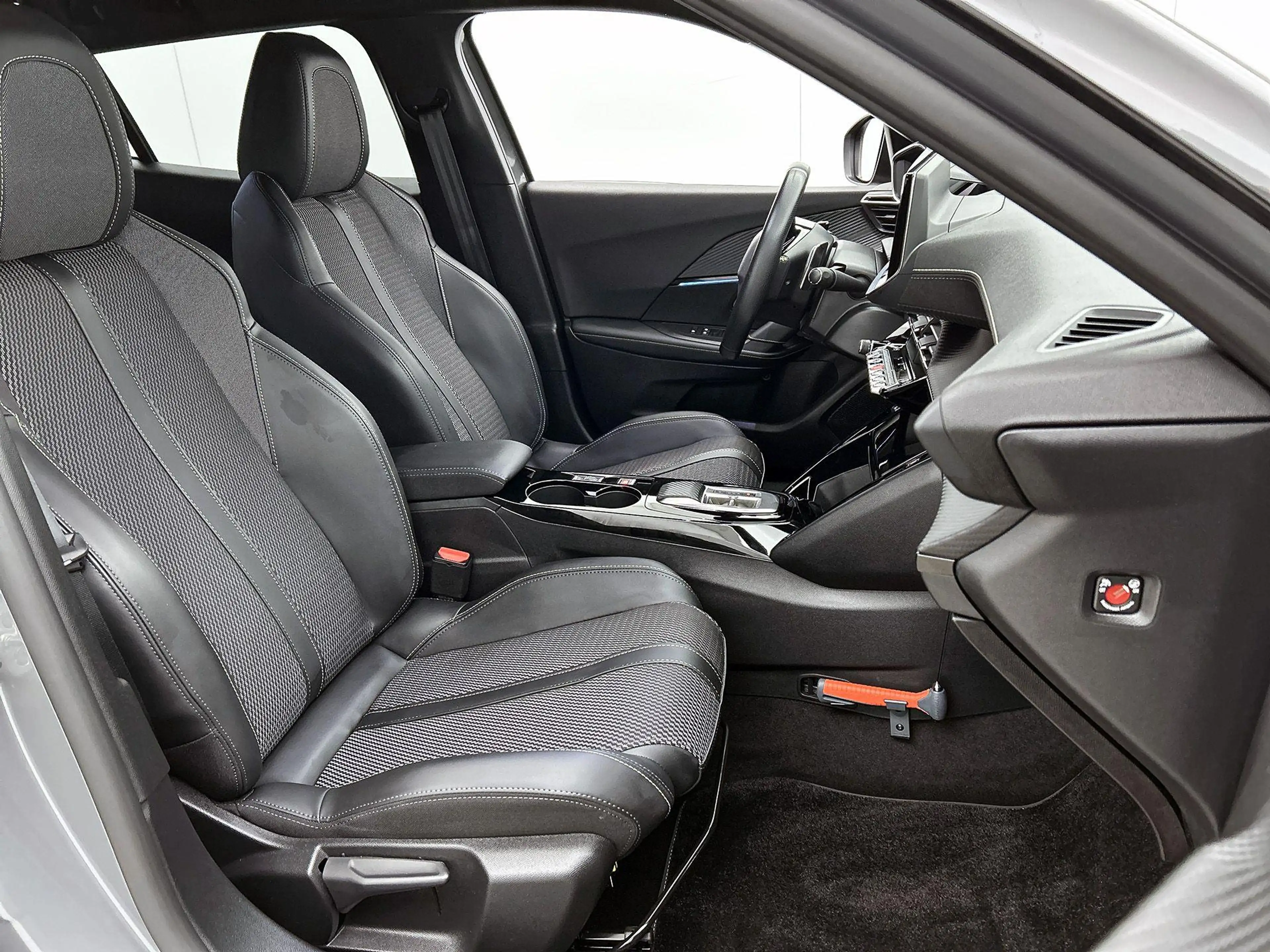 Peugeot 2008 SUV GT Hybrid 145pk Automaat | Navigatie via draad — photo 13