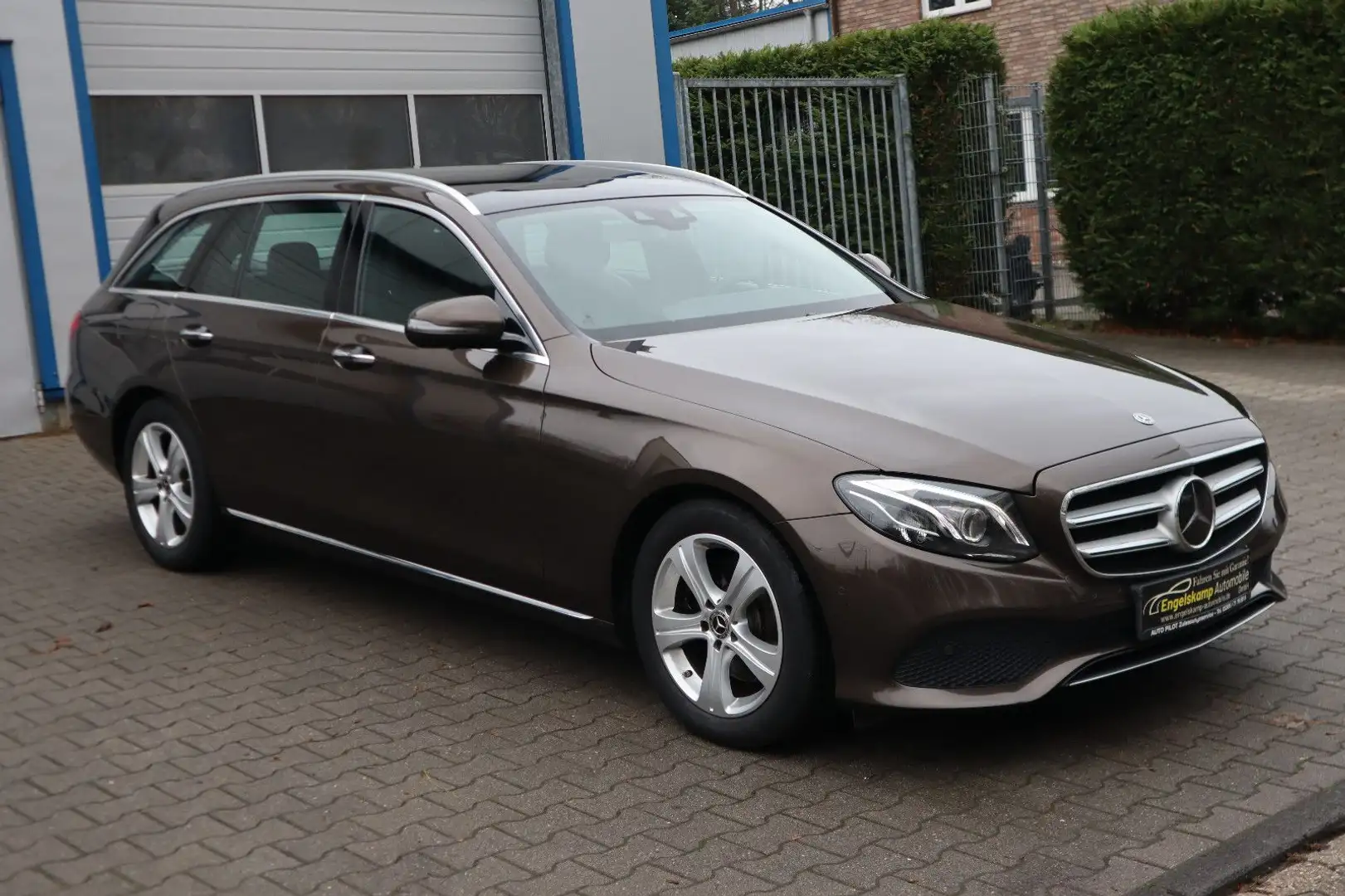 Mercedes-Benz E 220 T-Modell 4Matic/PANO/360°/LED/SCHECKHEFT Braun - 1