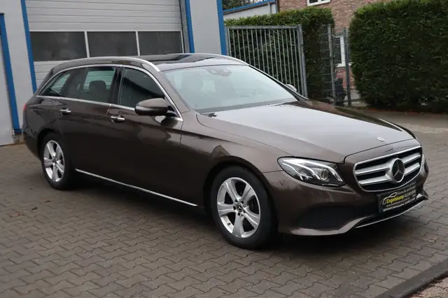 Mercedes-Benz E 220 T-Modell 4Matic/PANO/360°/LED/SCHECKHEFT