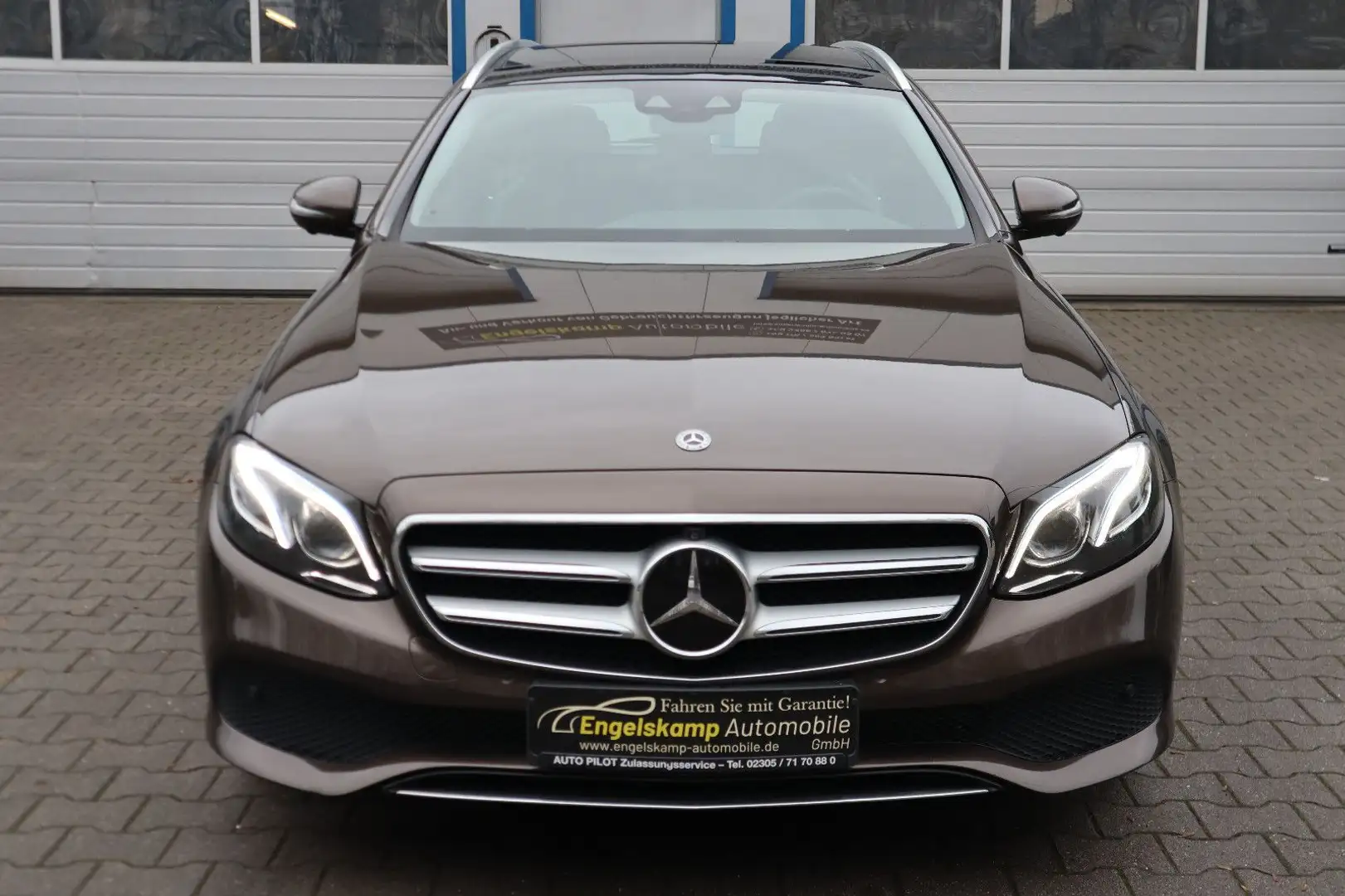 Mercedes-Benz E 220 T-Modell 4Matic/PANO/360°/LED/SCHECKHEFT Braun - 2